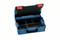 Otwarty niebieski kufer z czerwonym zamknięciem, z czarną wkładką piankową o sześciu przegródkach, odpowiedni do przechowywania narzędzi.