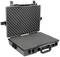 Otwarty, pusty czarny twardy kufer z wyściółką piankową, odpowiedni do bezpiecznego transportu delikatnych przedmiotów.