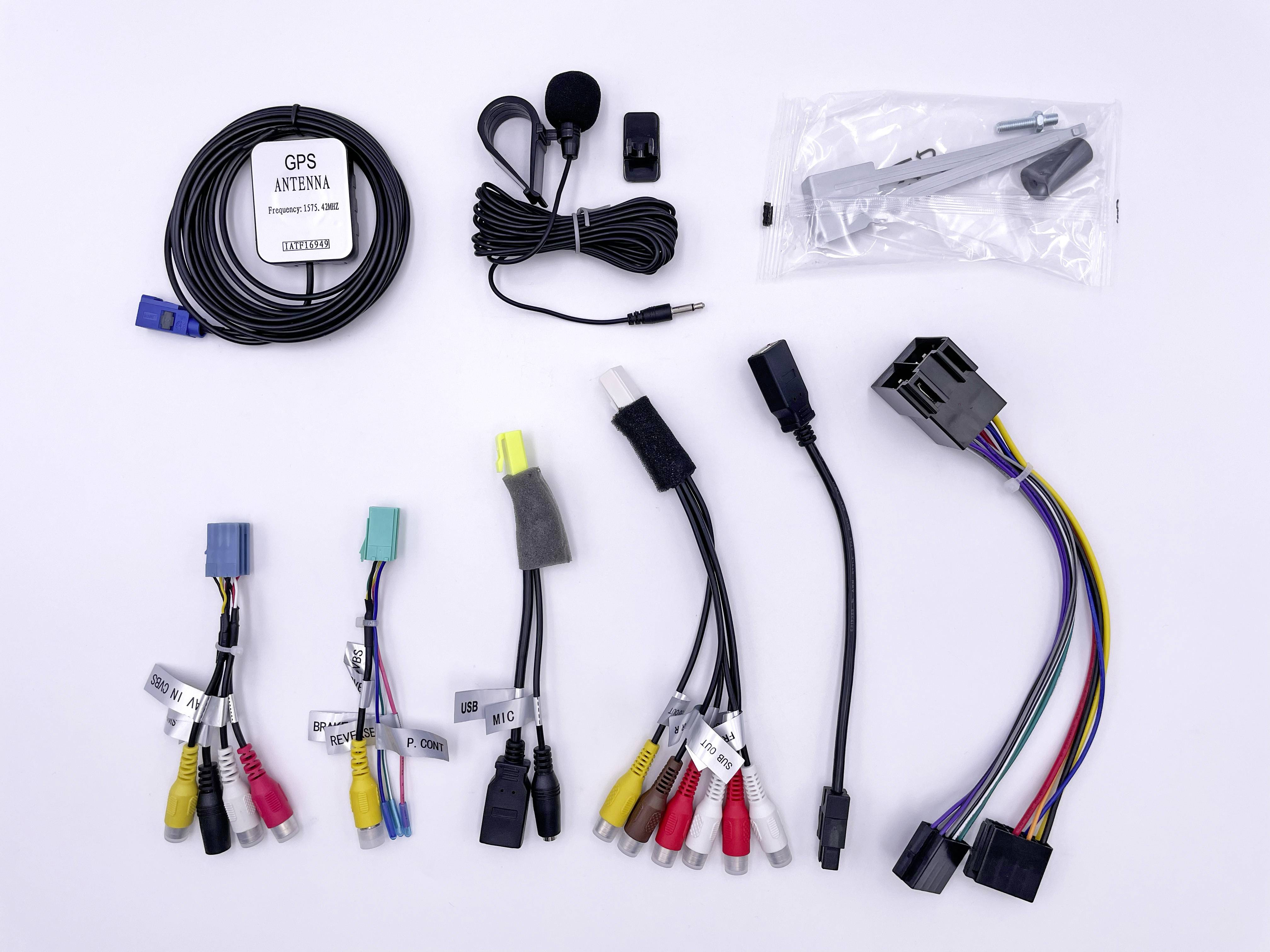 Zestaw z anteną GPS, mikrofonem oraz różnymi przewodami elektrycznymi i złączami przeznaczonymi do podłączenia w pojazdach.