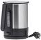 Srebrny czajnik ze stali nierdzewnej z czarnym uchwytem i podstawą. Posiada skalę wskazującą pojemność od 0,5 do 1,7 litra.