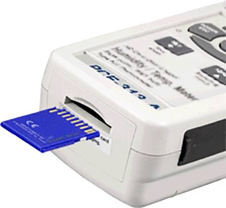 Białe urządzenie elektroniczne z niebieskim gniazdem karty SD wyświetla częściowo włożoną kartę pamięci.