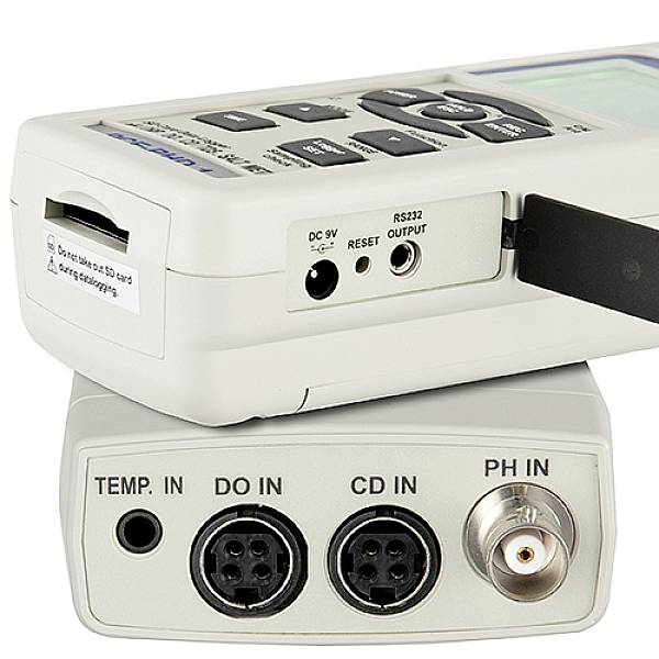 Przenośne urządzenie pomiarowe z złączami do pomiaru temperatury, tlenu rozpuszczonego (DO), przewodności elektrycznej (CD) oraz pH. Oferuje opcje zasilania DC 9V, interfejsu RS232 oraz resetowania.