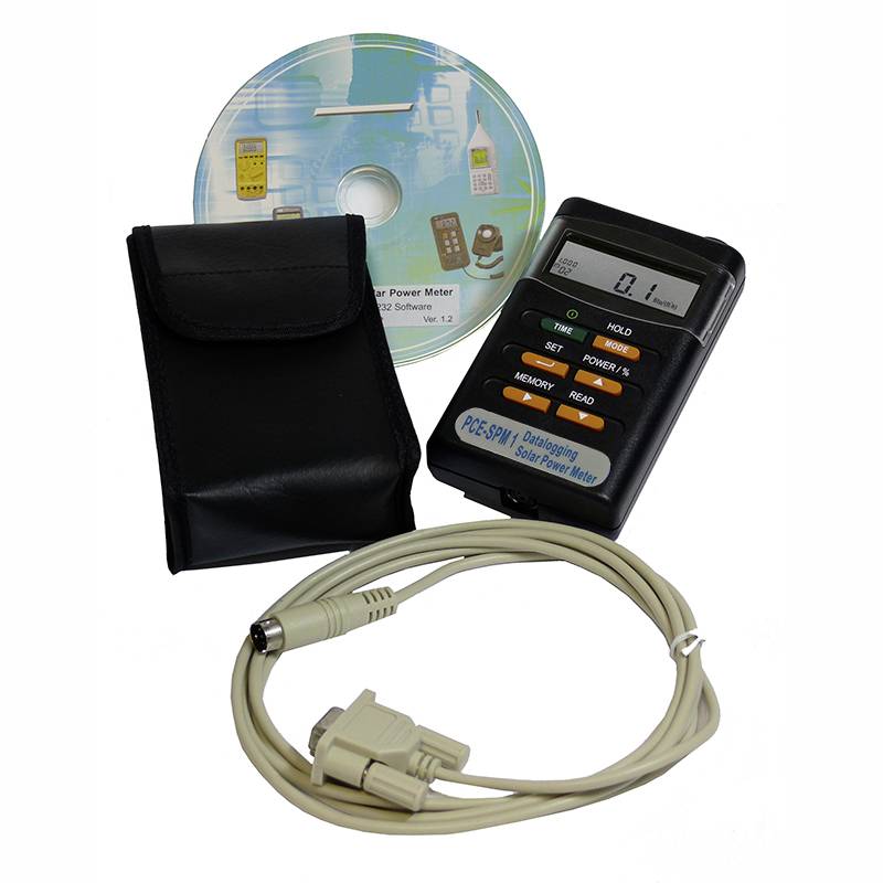 Zestaw narzędzi składający się z miernika mocy słonecznej, płyty CD, kabla połączeniowego i czarnej torby.