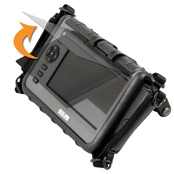 Poręczne, przenośne urządzenie z wyświetlaczem i przyciskami sterującymi, trzymane pod skosem. Strzałka wskazuje osłonę ochronną, która jest otwierana.