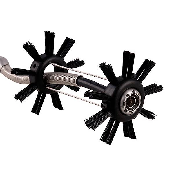 Urządzenie do czyszczenia rur z obrotowymi głowicami szczotkowymi i elastycznym wałem, przeznaczone do usuwania osadów i zanieczyszczeń.