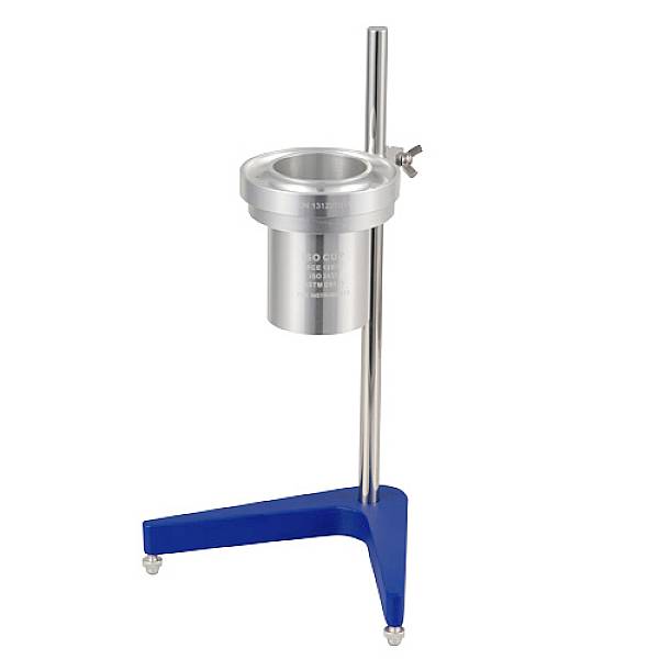 Srebrny kubek wiskozymetryczny na niebieskim statywie, używany do pomiaru lepkości cieczy w laboratorium.