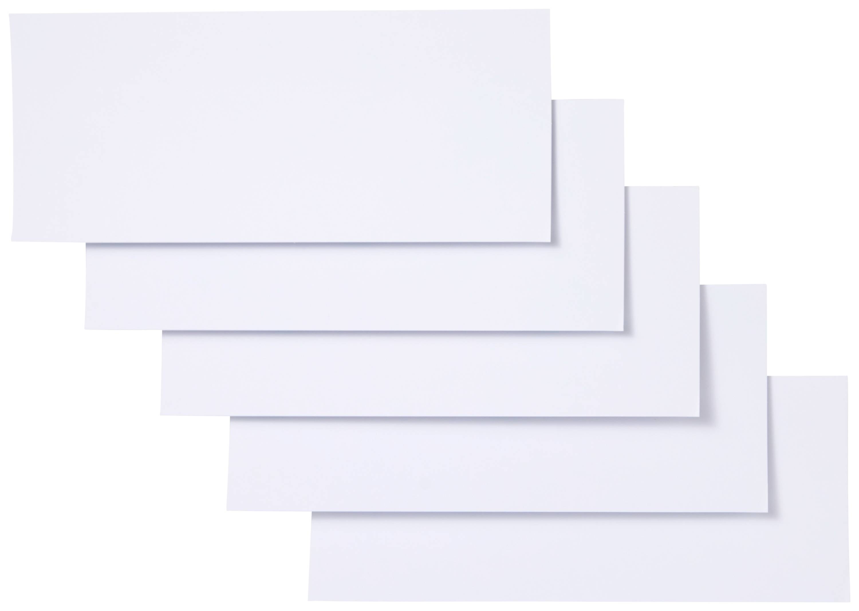Pięć białych kopert ułożonych jedna na drugiej, równomiernie rozmieszczonych.