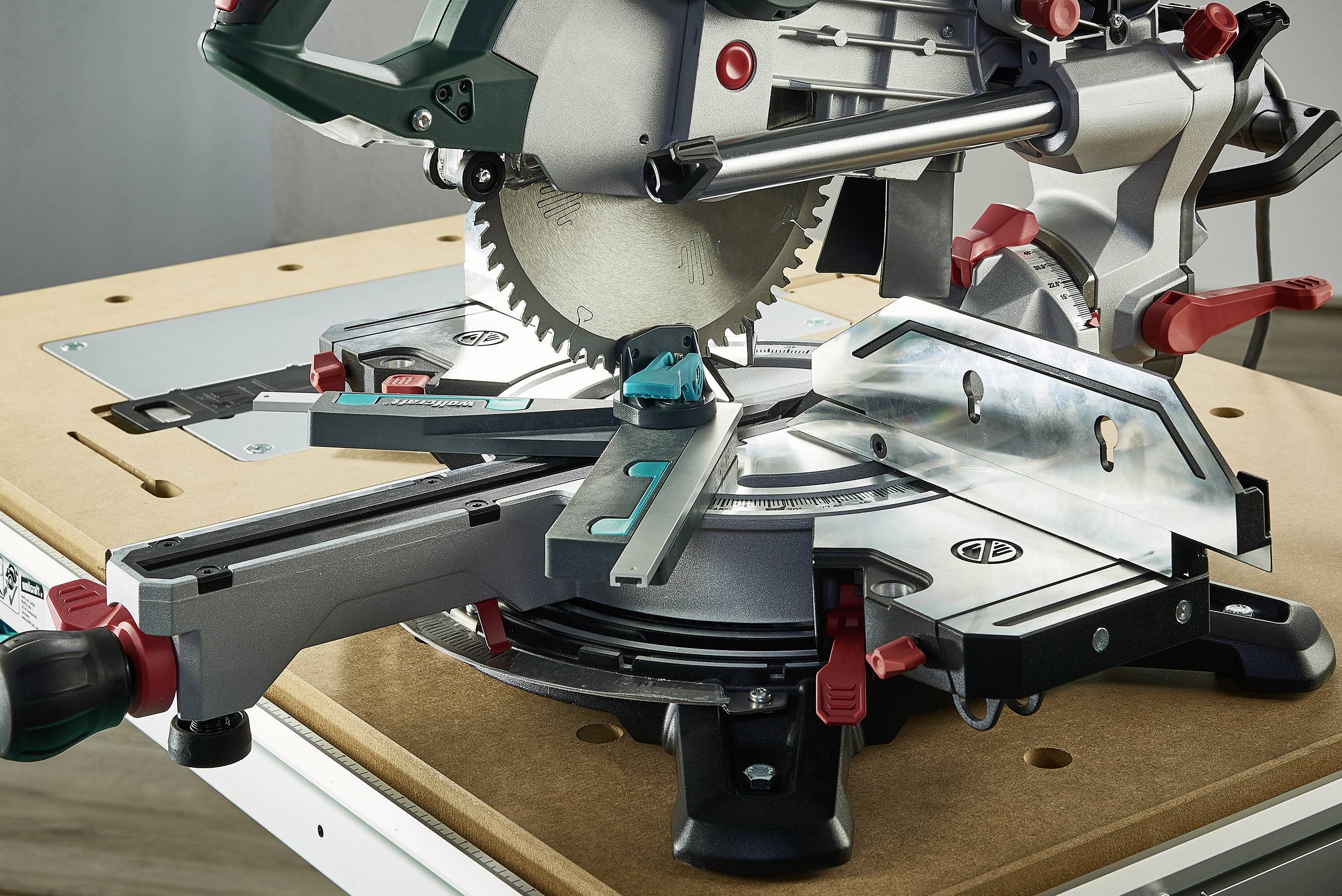 Piła tarczowa w warsztacie, umieszczona na drewnianym stole, gotowa do pracy, wyposażona w precyzyjną skalę i regulowaną tarczę tnącą do obróbki drewna.