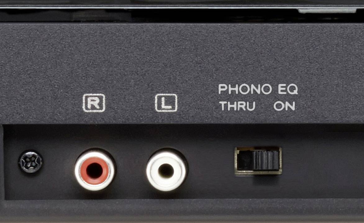 Złącza Phono-EQ na urządzeniu, z czerwonymi i białymi gniazdami RCA dla kanałów 'R' i 'L', przełącznik z opcjami 'THRU' i 'ON'.