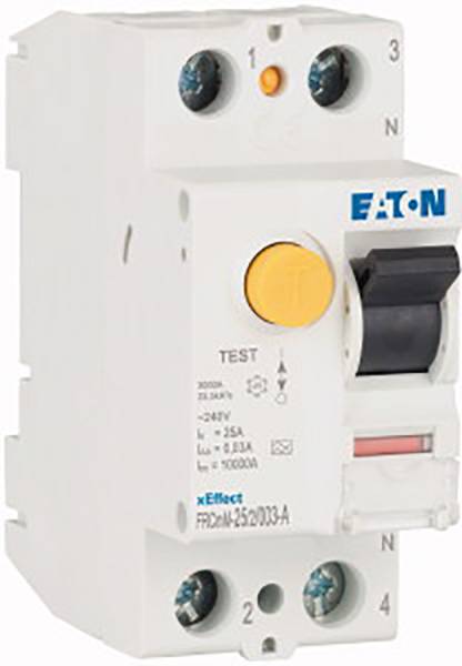 Biały wyłącznik różnicowoprądowy (FI) marki Eaton z żółtym przyciskiem testowym i czarną dźwignią, oznacza odbiorniki elektryczne i chroni przed porażeniem prądem.