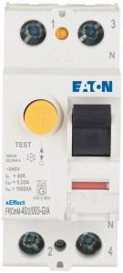 Wyłącznik różnicowoprądowy (RCD) firmy Eaton z przyciskiem testowym i przełącznikiem, oznaczający obciążenie prądowe i funkcje ochronne.