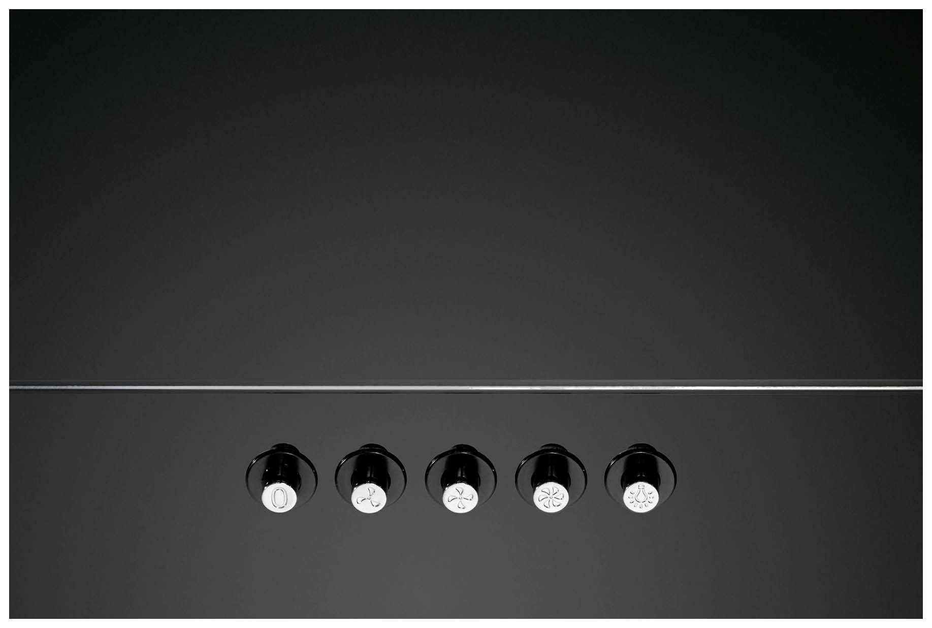 Pięć czarnych przycisków w rzędzie na czarnym tle, każdy oznaczony symbolem wskazującym różne ustawienia.