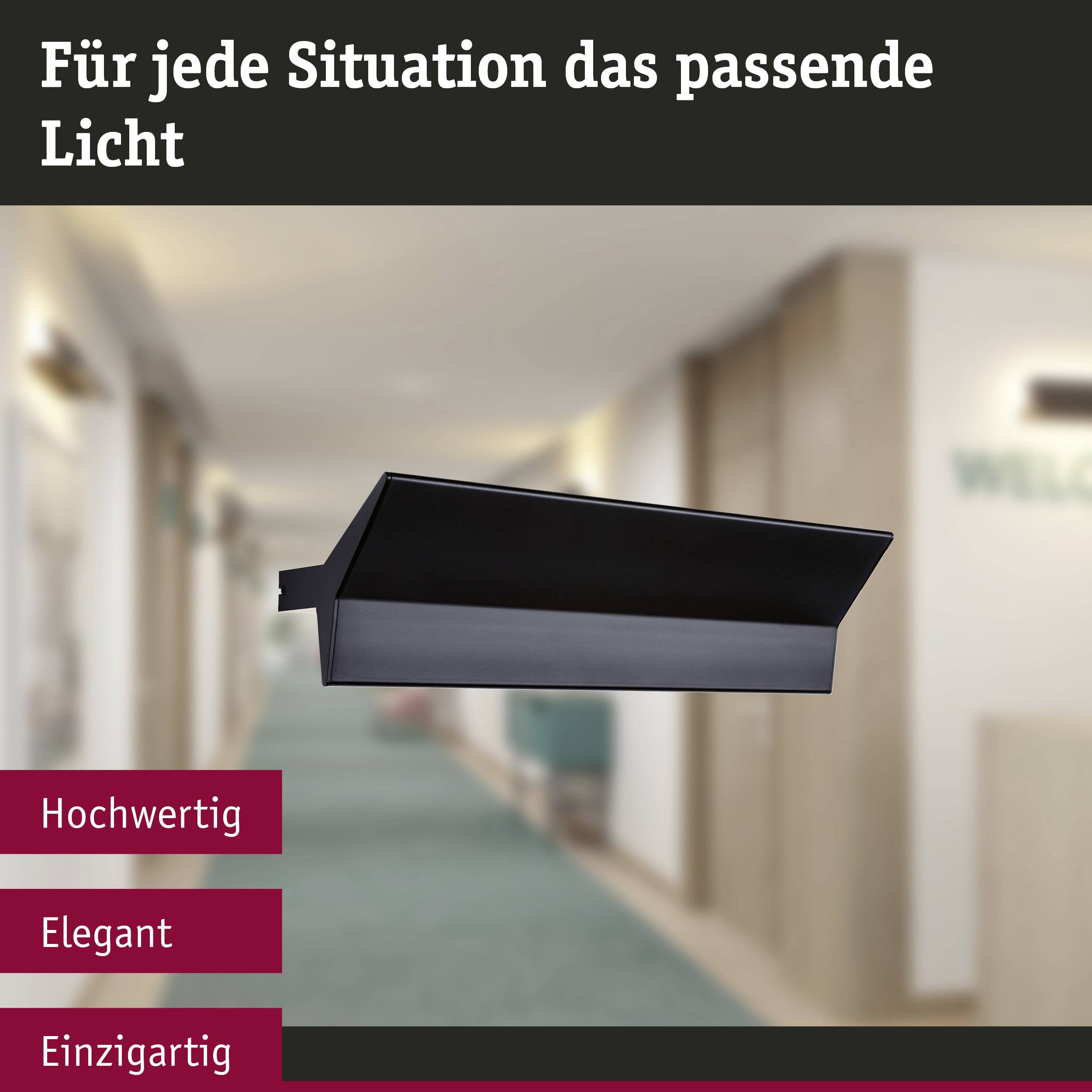 Czarny reflektor sufitowy w korytarzu oświetla przestrzeń. Na górze napis: 'Odpowiednie światło do każdej sytuacji', na dole: 'Wysokiej jakości, Eleganckie, Wyjątkowe'.
