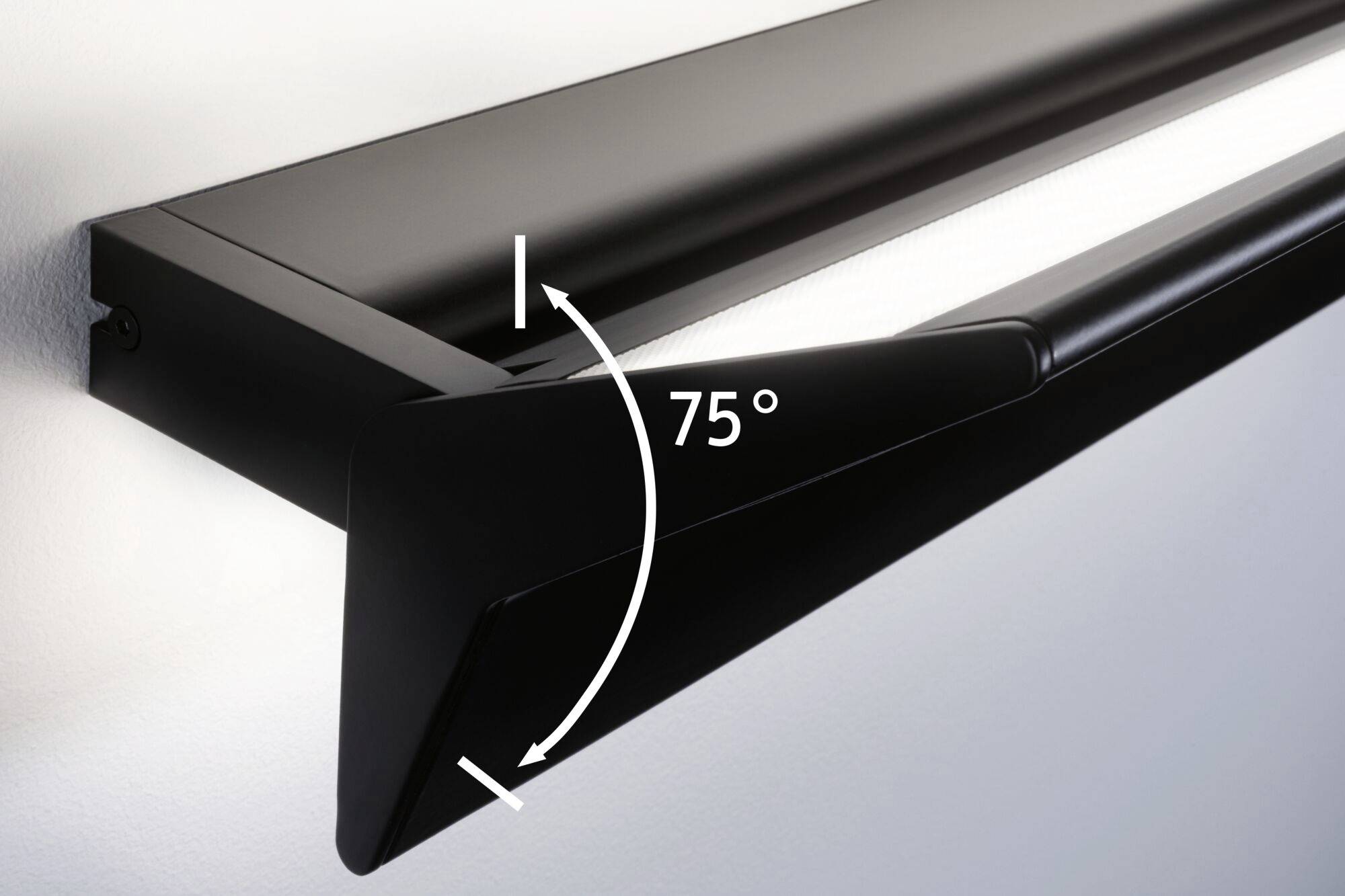 Czarna lampa ścienna z ruchomym abażurem i obrotem o 75 stopni, prezentująca elastyczny design ukierunkowanego oświetlenia.