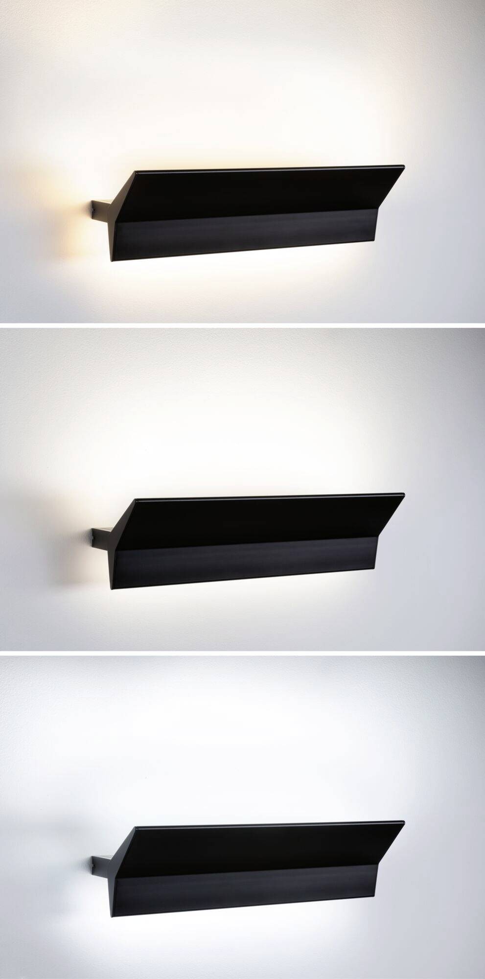Trzy zdjęcia nowoczesnego kinkietu z czarnego metalu zamontowanego na białej ścianie, przedstawiające różne natężenie światła.
