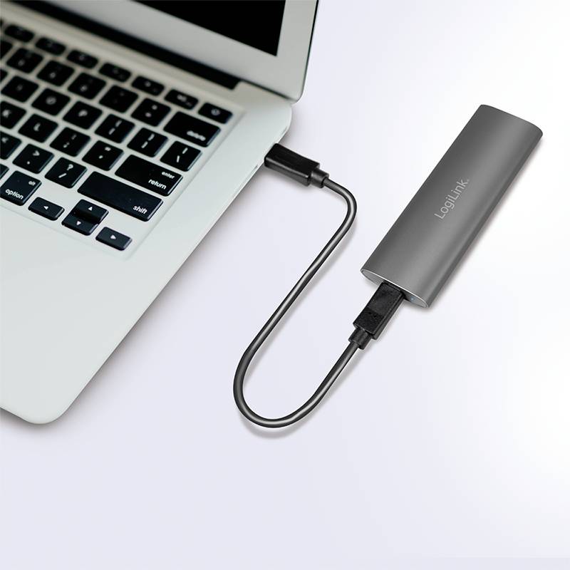 Adapter USB-C jest podłączony do laptopa. Umożliwia on podłączenie dodatkowych urządzeń poprzez dodatkowe porty USB.