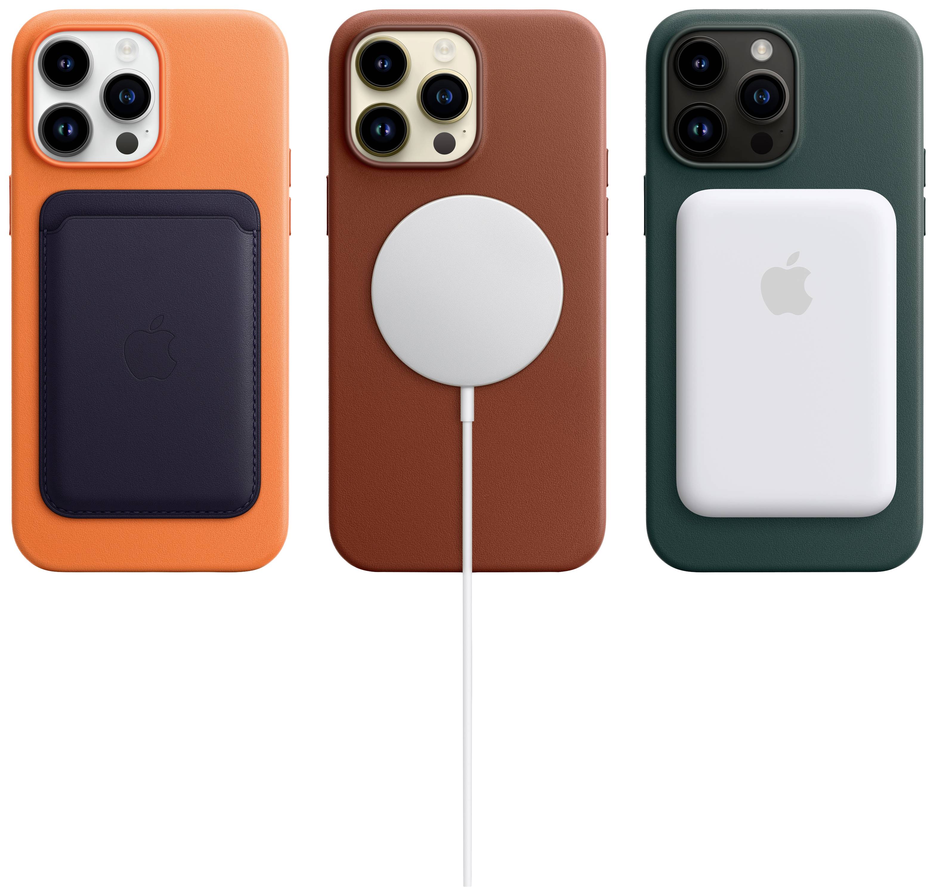 Trzy iPhone'y w różnokolorowych obudowach z akcesoriami: po lewej pomarańczowy z etui na karty, w środku brązowy z ładowarką MagSafe, po prawej zielony z powerbankiem.