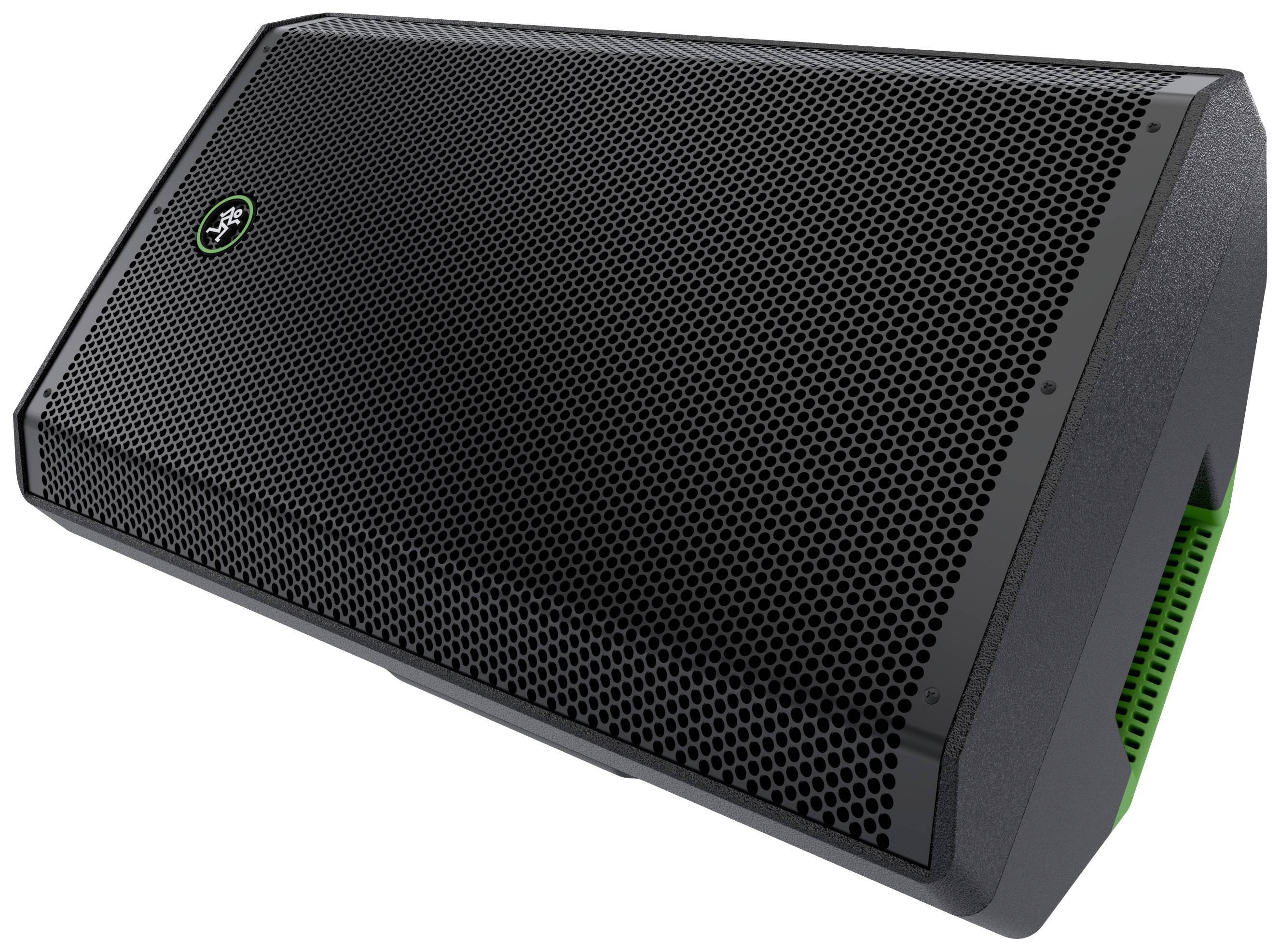 Czarny głośnik z zielonym, świecącym logo pośrodku. Posiada wzorzystą, krateczkową przednią ściankę i jest sfotografowany pod skosem.