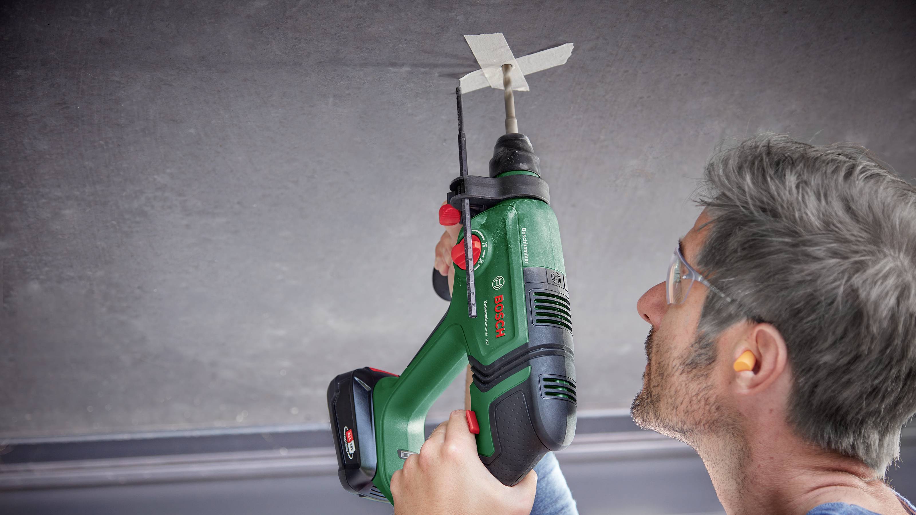 Bosch Home and Garden UniversalHammer 18V - Акумуляторний ударний дриль 18 В 2,5 Аг літій-іонний, включаючи 2 акумулятори, зарядни
