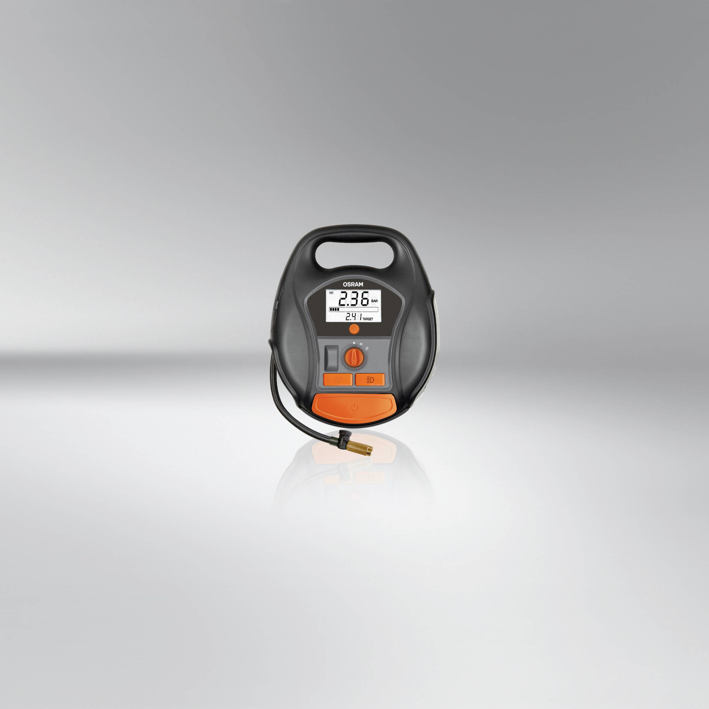 Przenośne cyfrowe urządzenie do pomiaru ciśnienia opon na szarym tle, wyświetlające ciśnienie 2,36 bara, z pomarańczowymi akcentami i przewodem.