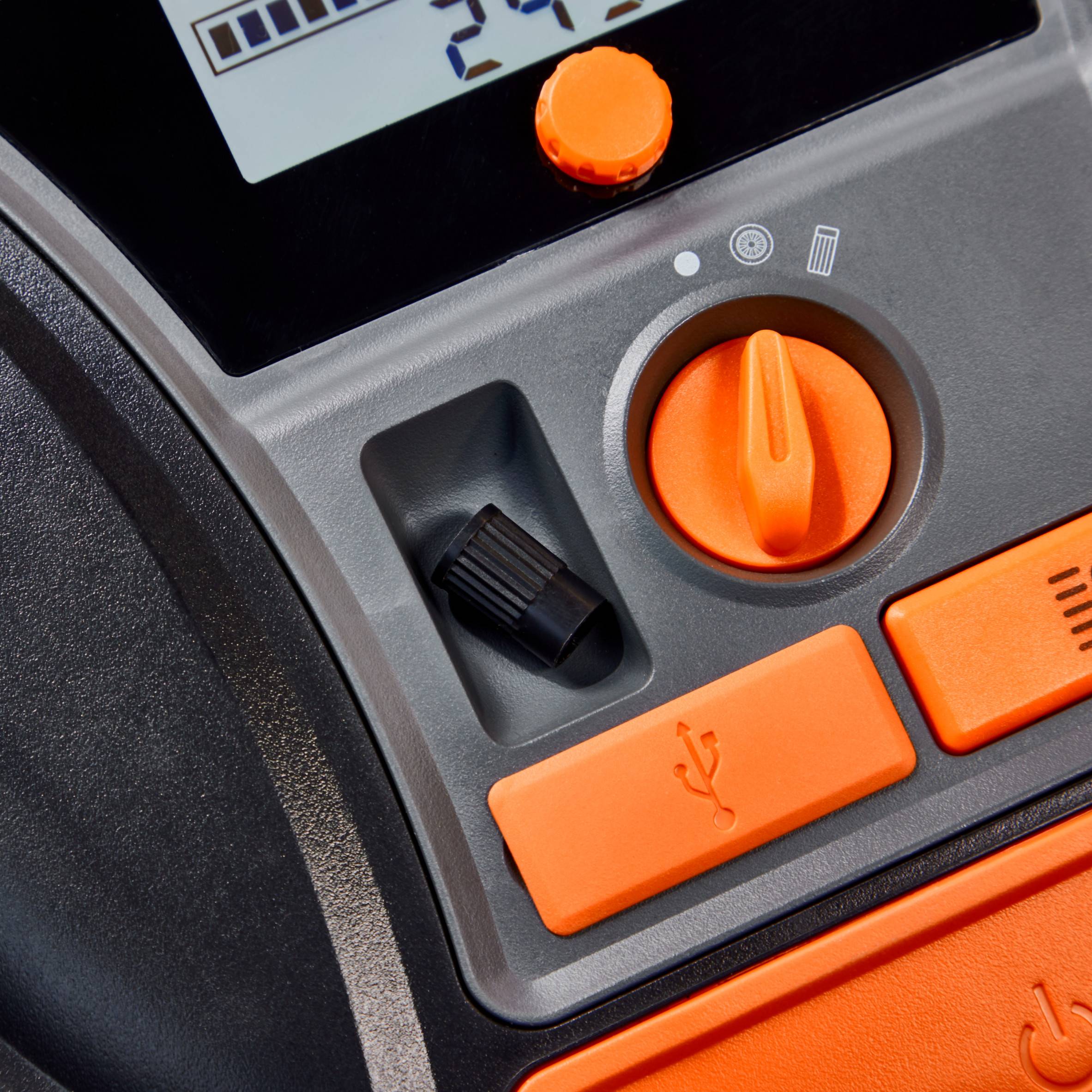 Panel sterowania urządzenia elektronicznego z wyświetlaczem, pokrętłem, złączem USB i przełącznikiem. Wyświetlacz urządzenia wskazuje '345'.