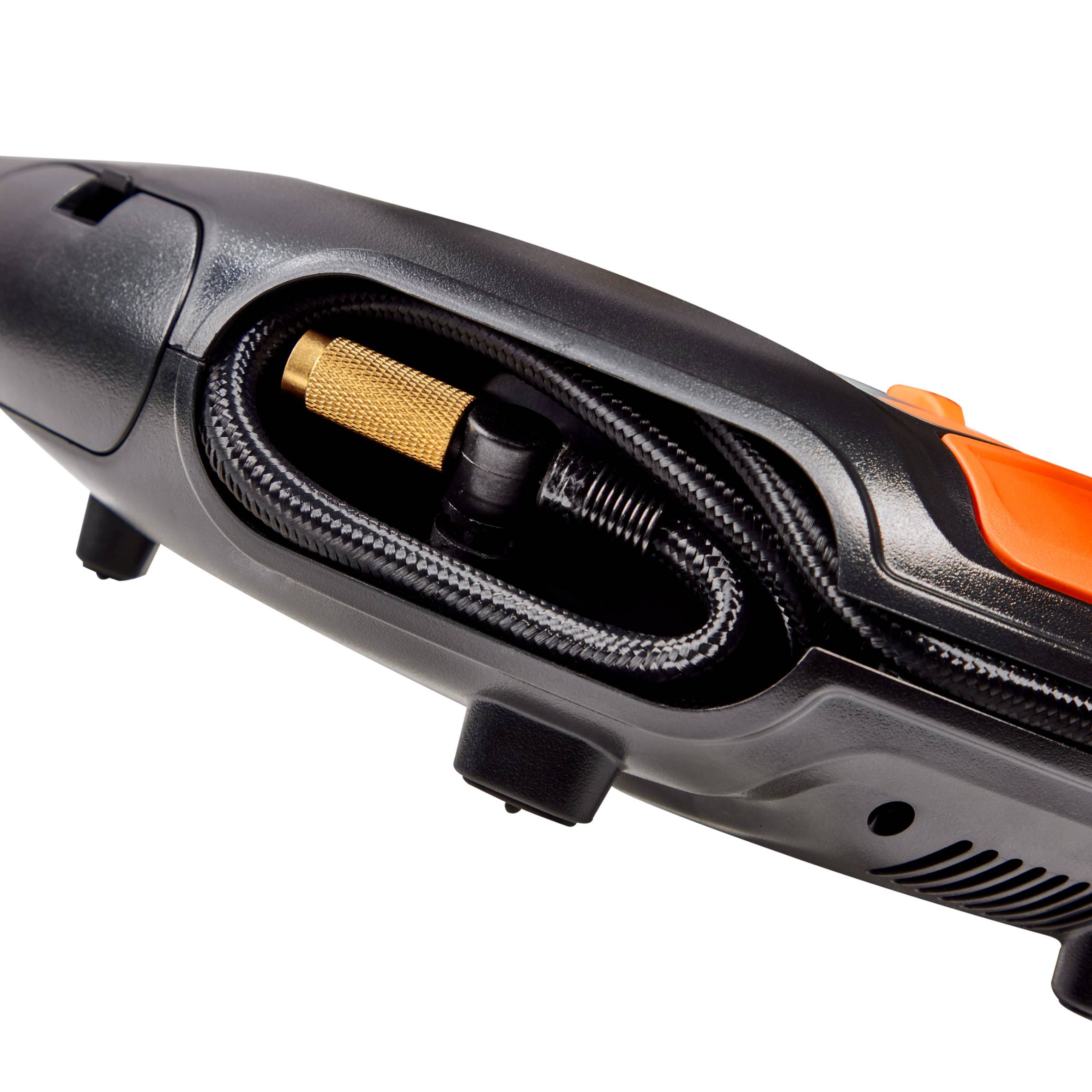 Zbliżenie narzędzia z wężem i dyszą, odpowiedniego do prac majsterkowiczowskich. Fokus skierowany jest na dyszę.