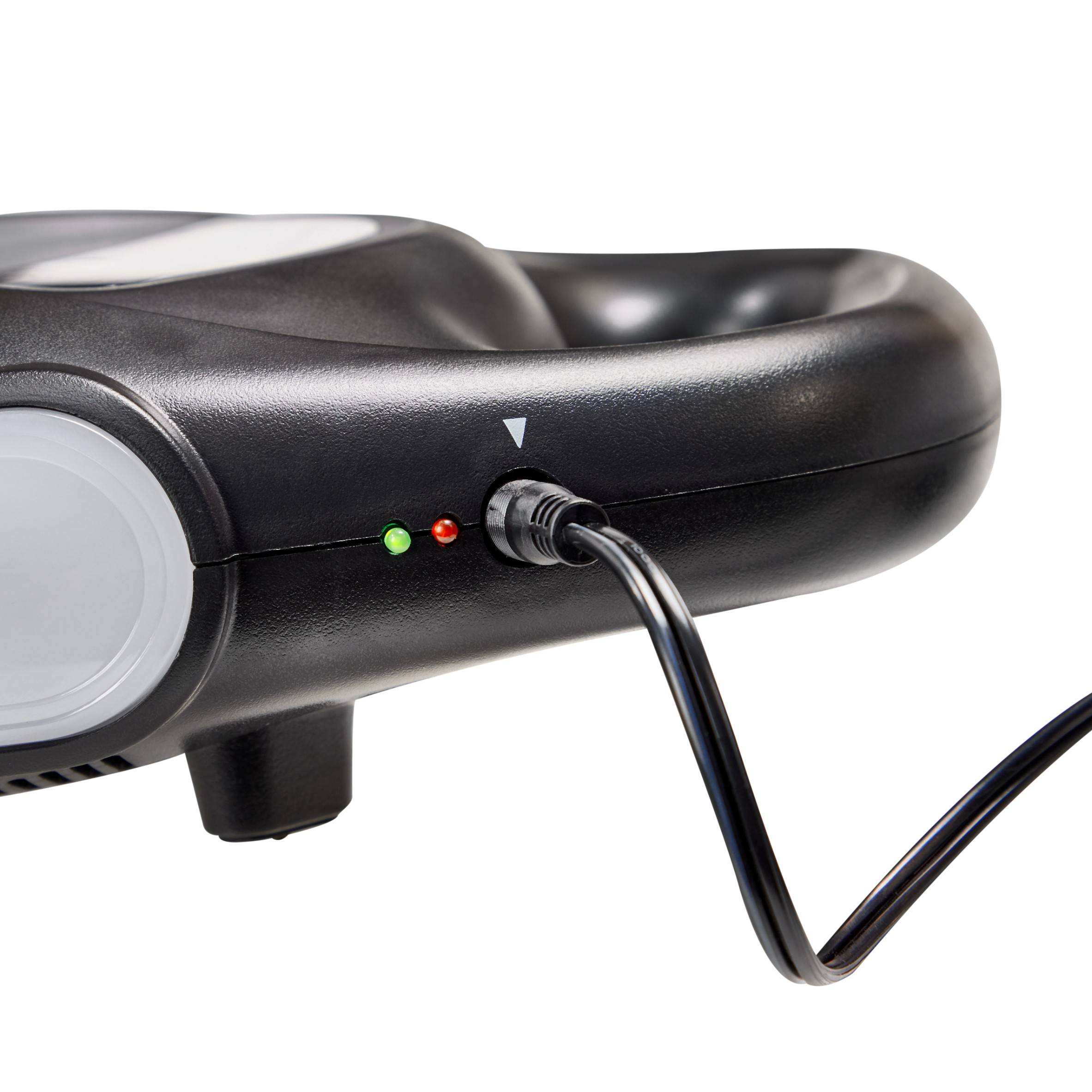 Czarny elektroniczny sprzęt z przewodem ładującym. Dwie diody LED, zielona i czerwona, wskazują stan ładowania.