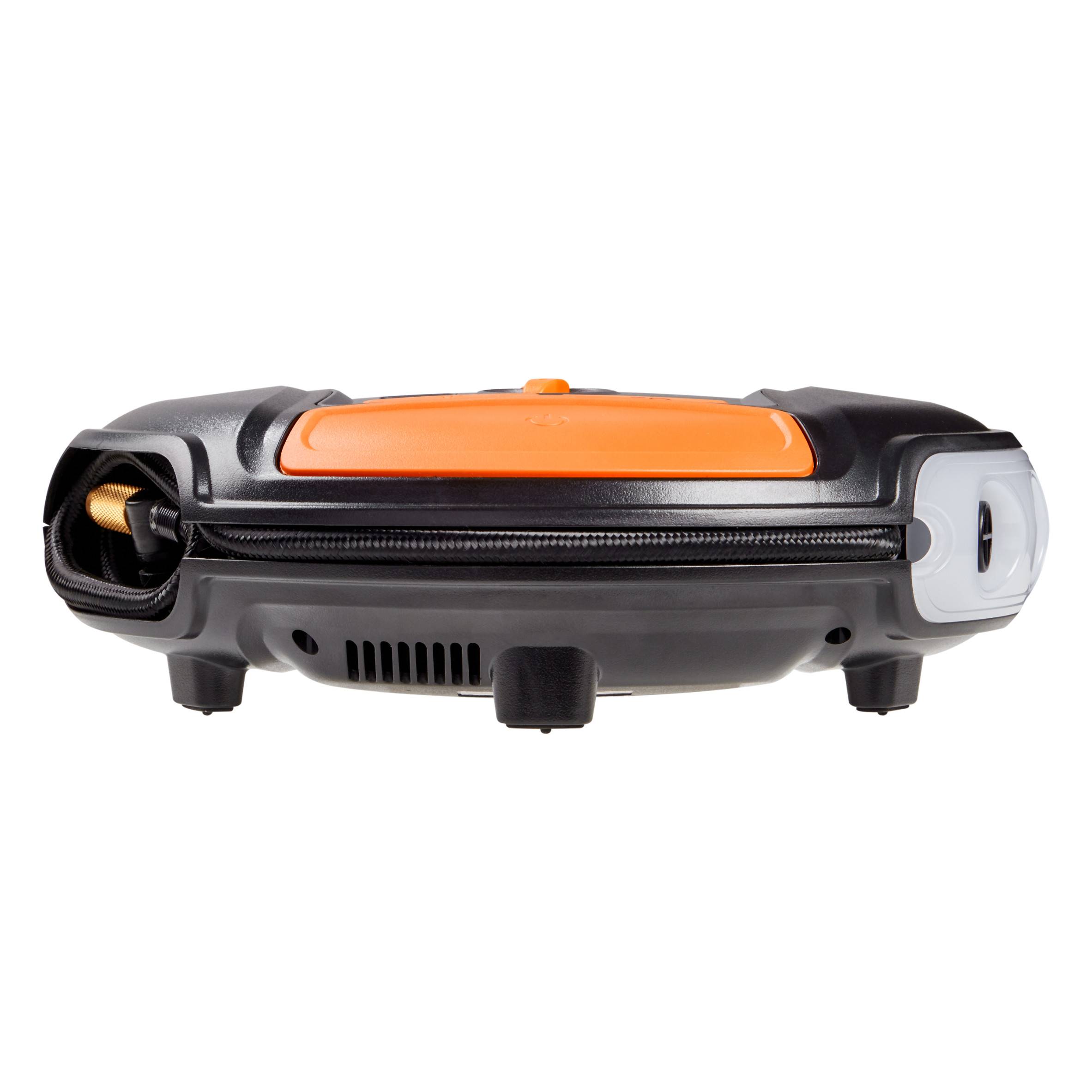 Okrągły, płaski robot z pomarańczową górną częścią i czarnymi krawędziami, znajdujący się na płaskiej powierzchni. Przeznaczony do zadań czyszczących.