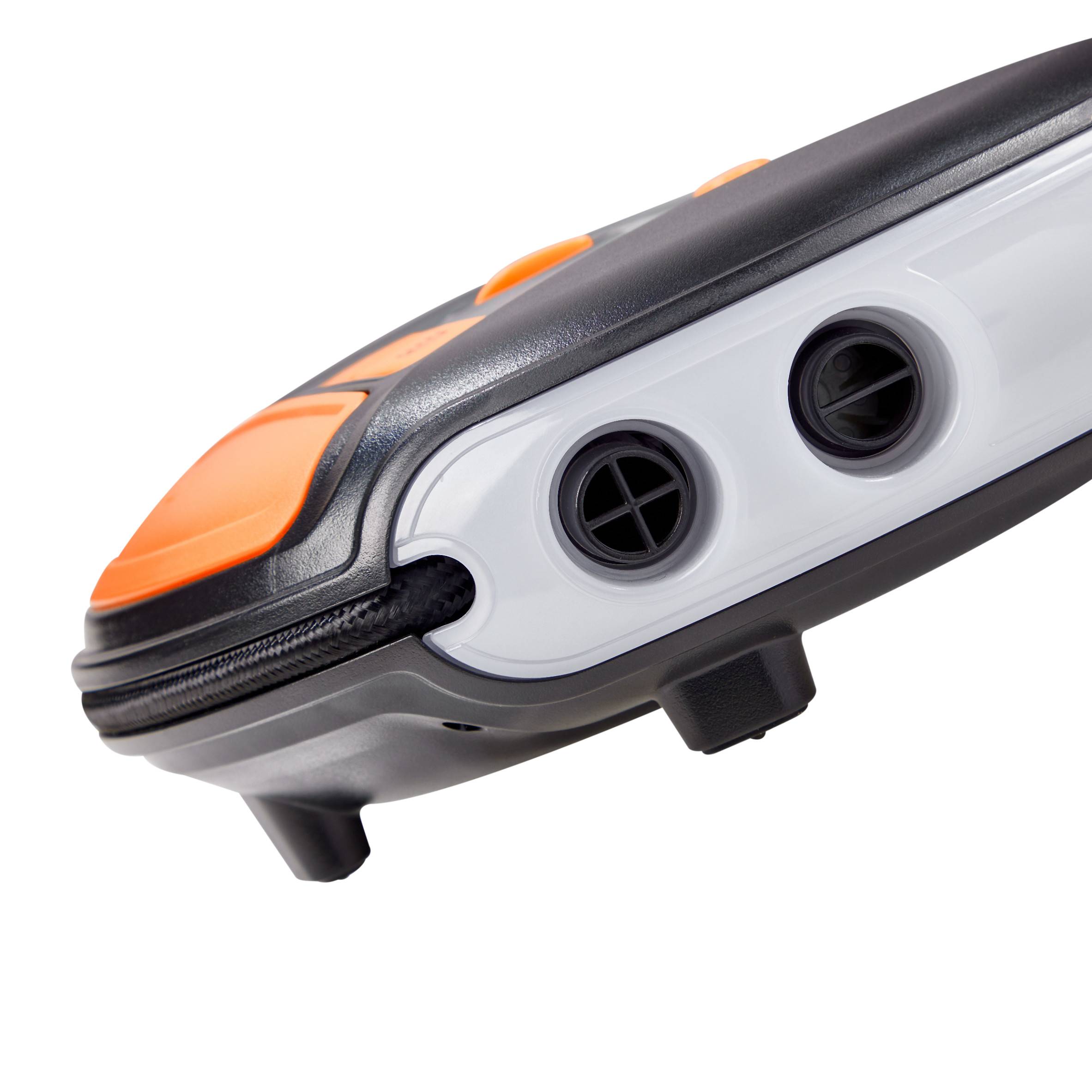 Widok pod skosem urządzenia elektronicznego z obudową w kolorach pomarańczowym i czarnym, z dwoma okrągłymi otworami i przyciskiem sterującym.