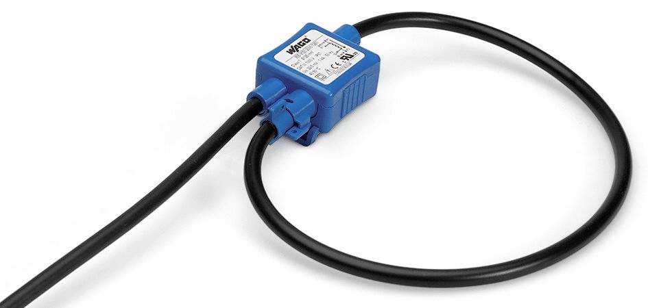 Niebieski łącznik WAGO z czarnym przewodem. Urządzenie do elektrycznego okablowania i łączenia, o prostokątnej budowie.