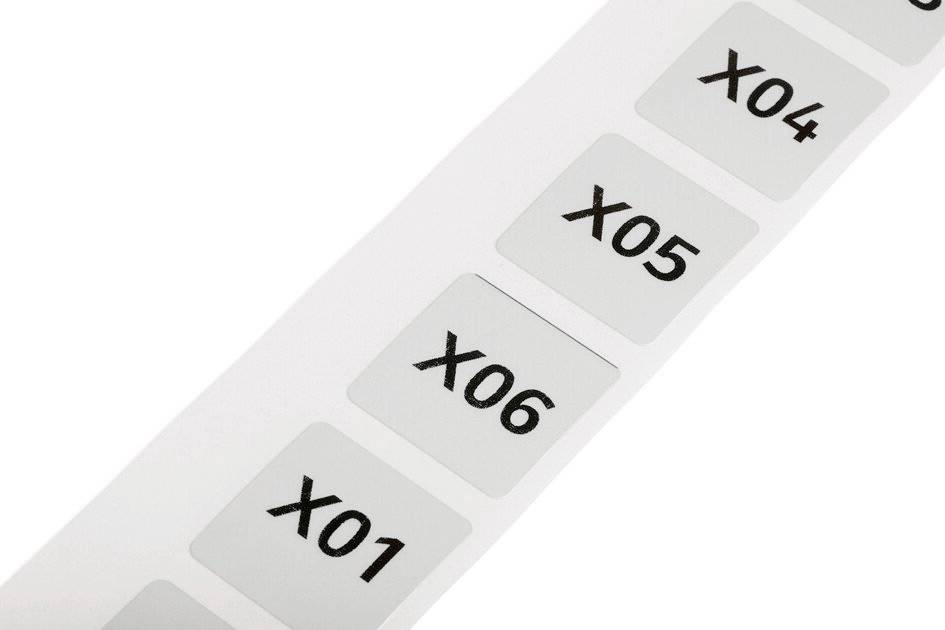 Biała skala z szarymi kwadratami, oznaczona etykietkami 'X01', 'X05', 'X06' i innymi, ułożonymi w rzędzie.