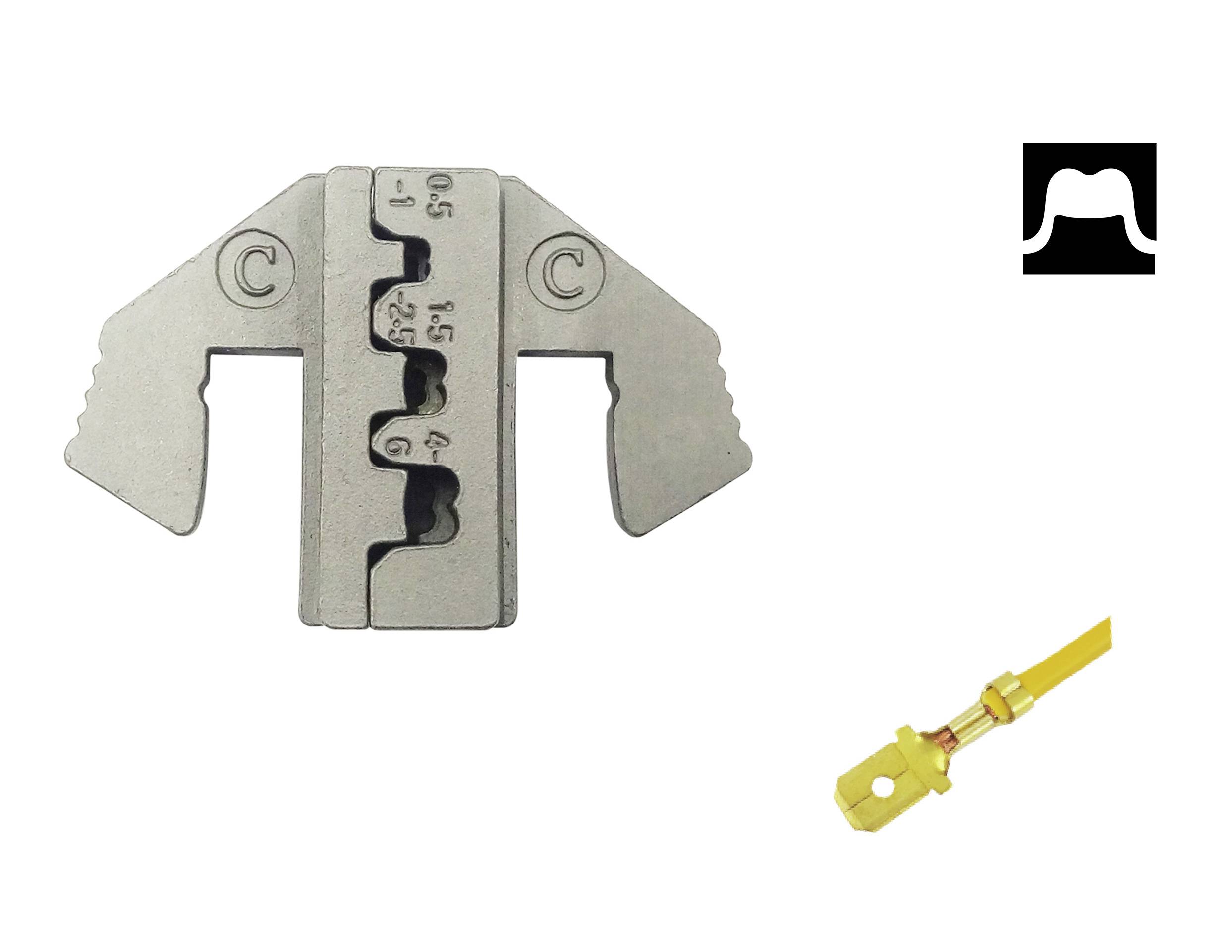 Stalowy znacznik z wieloma rowkami do dopasowania. Obok żółty izolowany wtyk płaski.