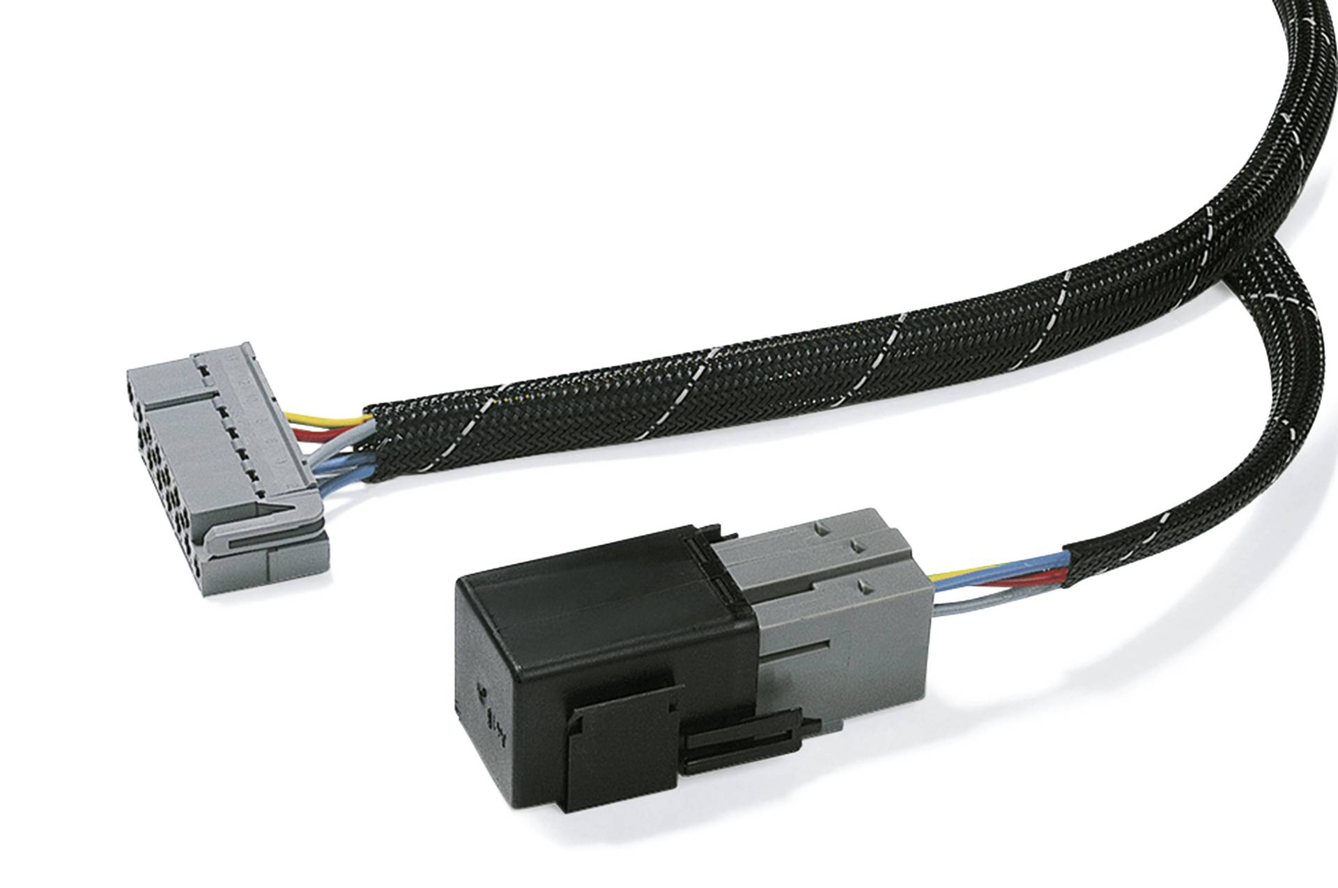 Wiązka kablowa z dwoma złączami, jednym czarnym i jednym szarym, połączonymi plecionym przewodem.