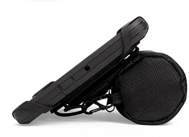 Widok z boku czarnego, wytrzymałego urządzenia w uchwycie o zaokrąglonych krawędziach. Prawdopodobnie przenośne urządzenie elektroniczne.