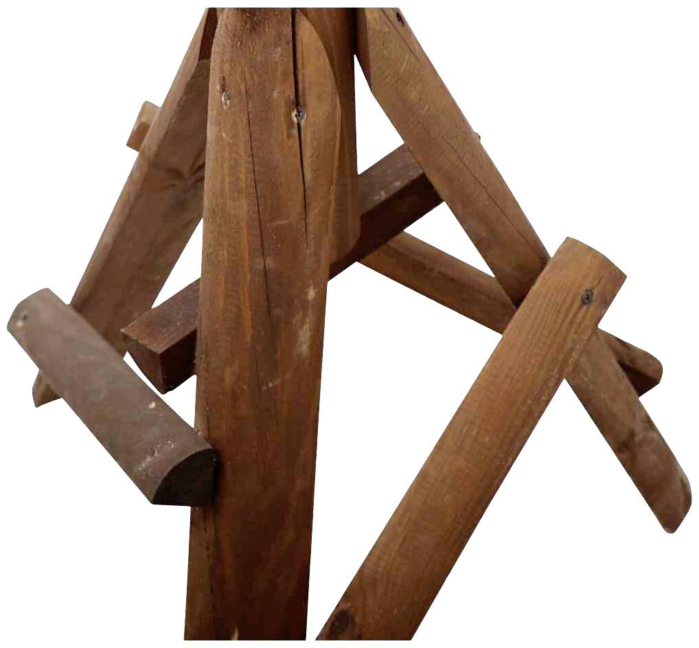 Drewniany stołek trójnożny o wygiętych nogach, który może służyć jako stolik lub ławka. Rustykalna forma, bez dodatkowego kontekstu.