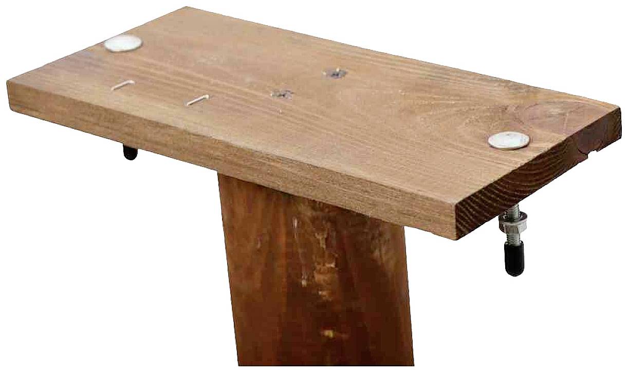 Drewniany daszek słupa ogrodzeniowego z metalowymi nakładkami i śrubami mocującymi, odpowiedni do stabilizacji ogrodzenia.