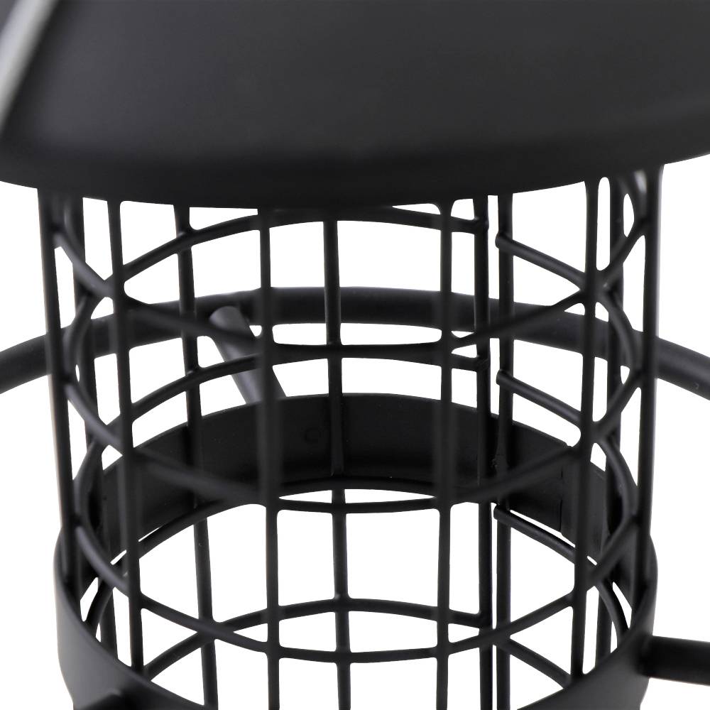 Czarna metalowa siatka otacza okrągłą strukturę przypominającą karmnik dla ptaków.