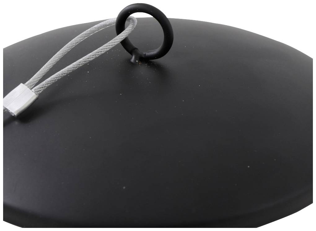 Okrągła czarna pokrywa z uchwytem i metalową linką do mocowania, na białym tle.