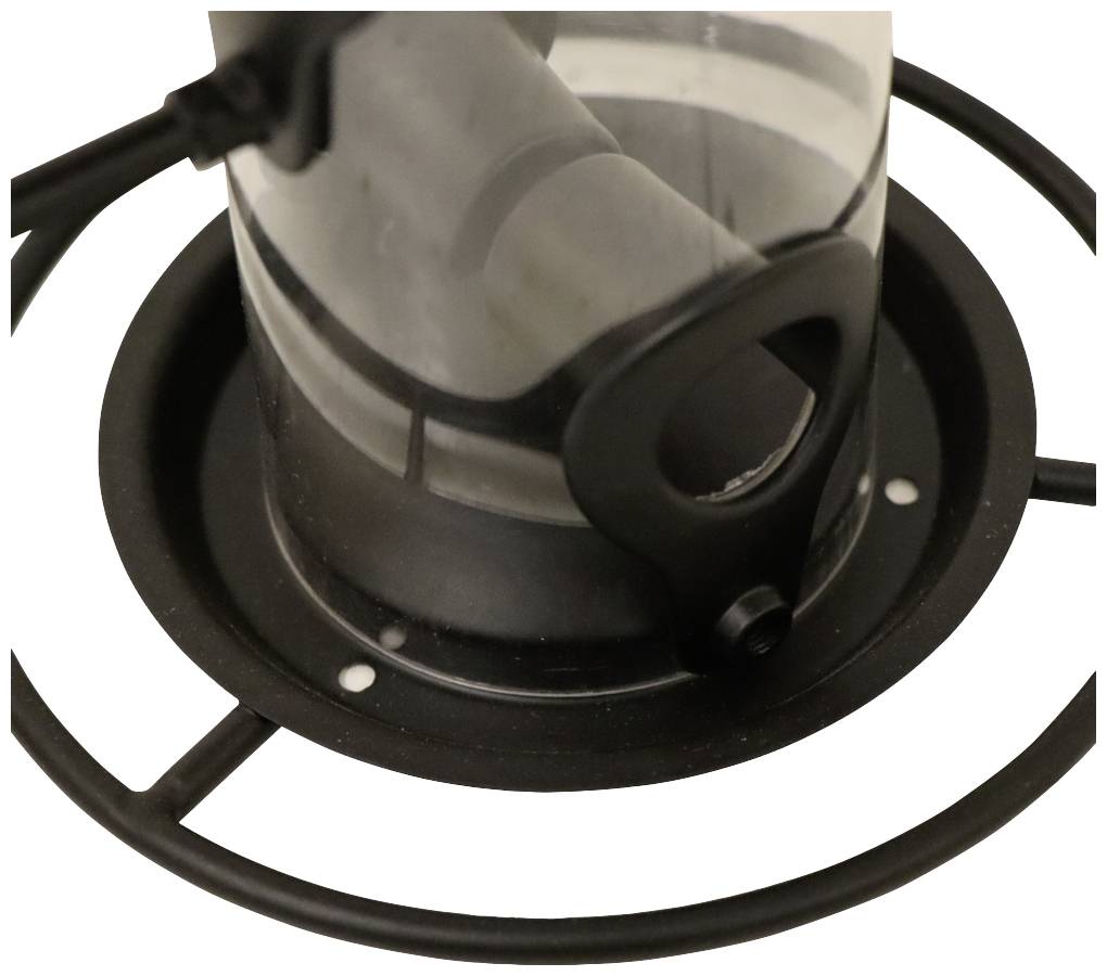 Czarny metalowy stojak podtrzymuje przezroczysty pojemnik z otworem.