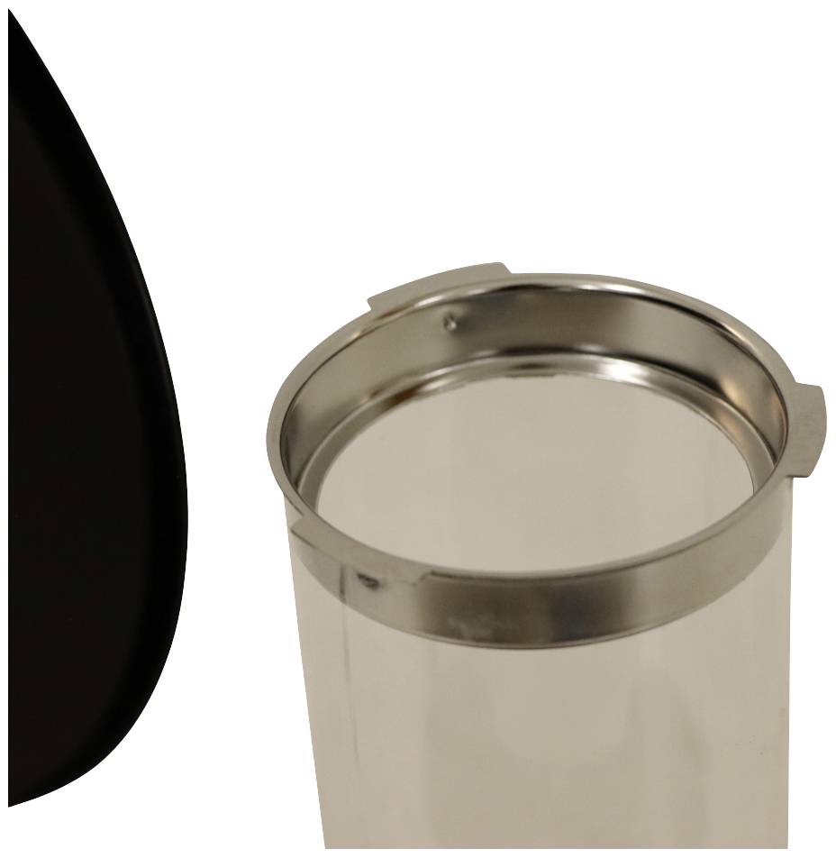 Przezroczysty cylinder z metalową krawędzią stoi na ciemnoszarym tle. Cylinder jest pusty.