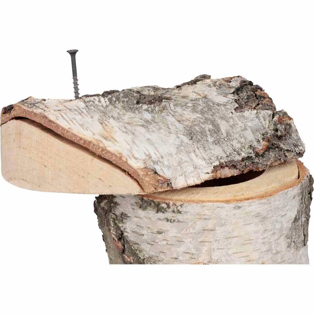 Stos drewna z pni brzozowych z metalową śrubą wchodzącą w jeden z kawałków drewna.