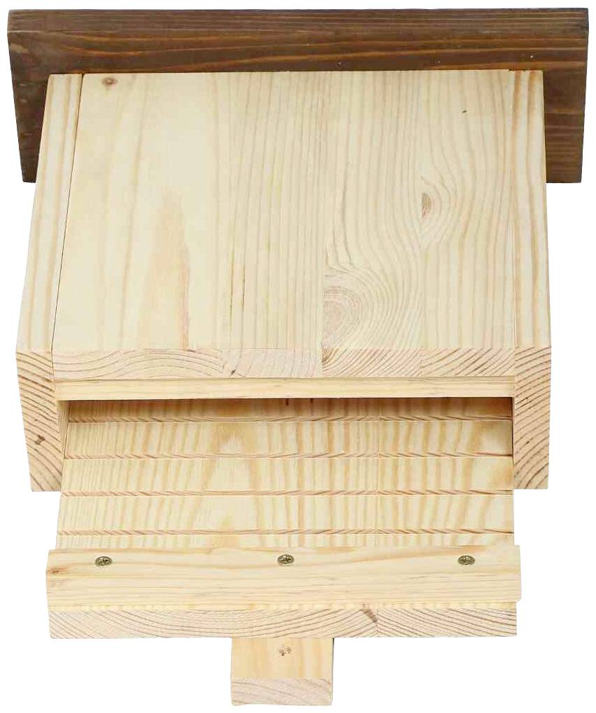 Drewniany pojemnik z prostokątnym otworem, odpowiedni jako schronienie dla nietoperzy, przeznaczony do zawieszenia na drzewach lub ścianach.