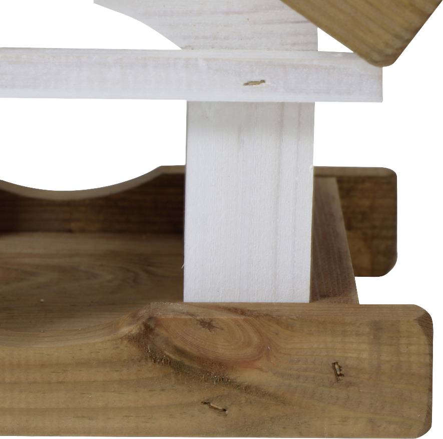 Mały, drewniany domek dla ptaków z dwuspadowym dachem. Prezentuje jasną, nieprzetworzoną strukturę drewna i jest pusty.