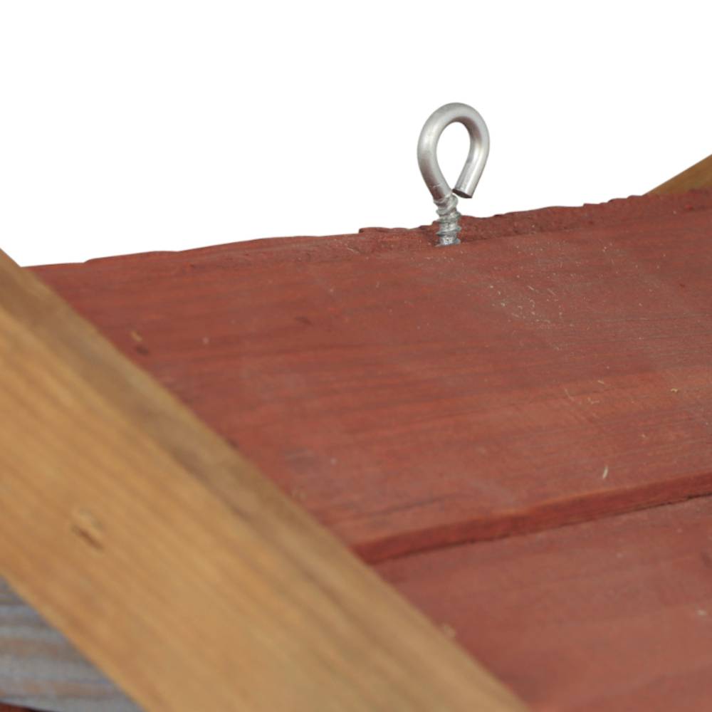 Drewniany dach z metalowym hakiem, prawdopodobnie przeznaczony dla domku dla ptaków lub innej małej konstrukcji zewnętrznej.