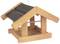 Drewniany domek dla ptaków z czarnym dachem i solidną konstrukcją, zawieszany na haku. Odpowiedni do dokarmiania ptaków w ogrodzie.
