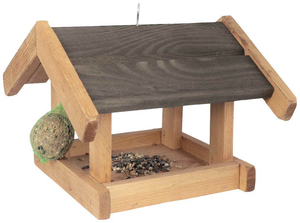 Drewniany domek na karmę z czarnym dachem i kulą do karmienia ptaków. Zawiera mieszankę nasion. Używany do dokarmiania ptaków na wolnym powietrzu.