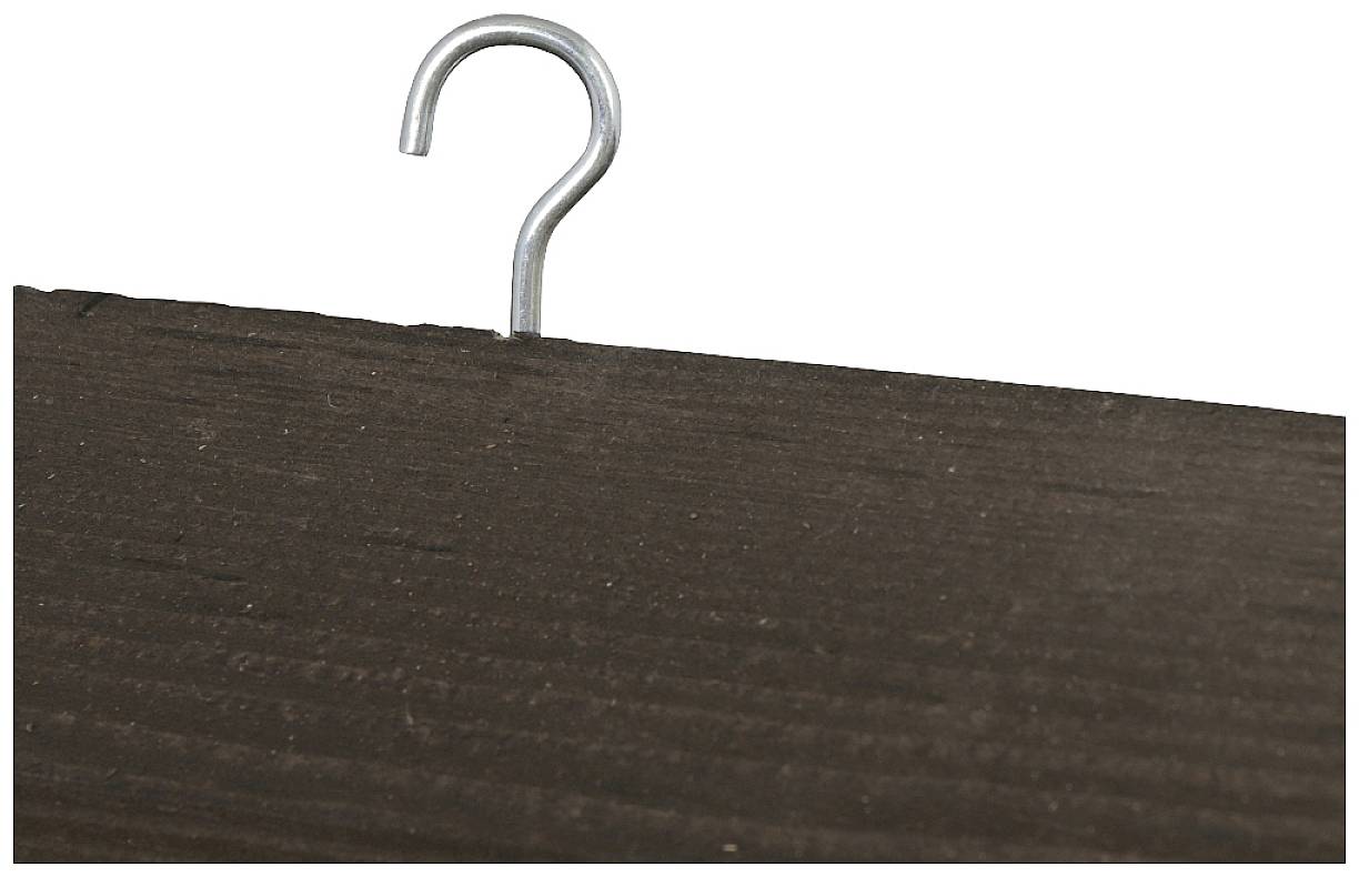 Pojedynczy metalowy hak jest wkręcony w ciemnobrązową deskę drewnianą na białym tle.