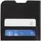Czarna okładka na karty z widocznymi dwoma kartami: białą kartą u góry i niebieską kartą kredytową poniżej.