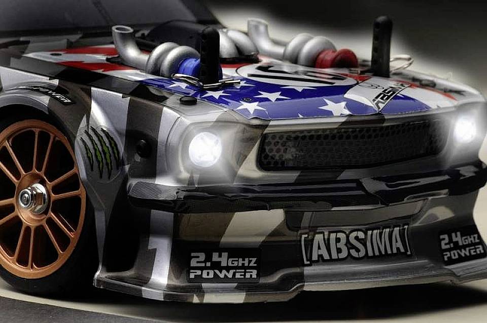 Zabawkowy samochodzik z bliska. Pomalowany w motywy flagi USA, widoczne szczegóły: reflektory, atrapy turbo i dekoracja.