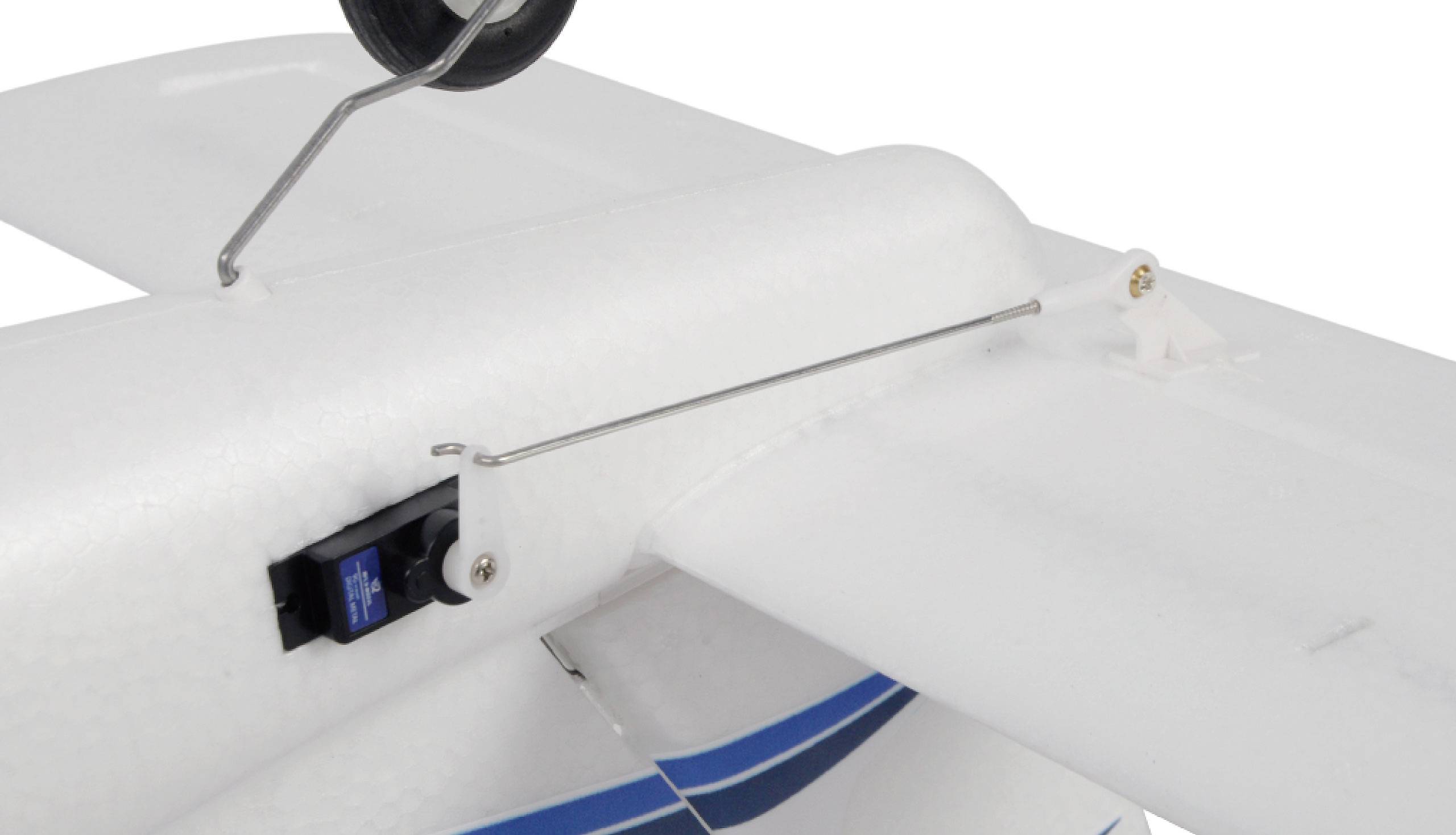 Zdalnie sterowany model samolotu z widocznym szczegółowym ujęciem statecznika. Widoczne są napędy serwo oraz podwozie.